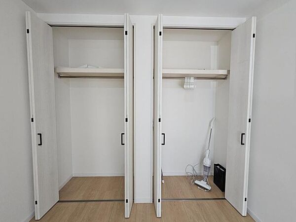 洋室5.7帖：収納たっぷりでお部屋がどんどん片付きますね！！