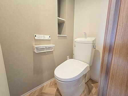 使いやすいサイドパネル仕様の温水洗浄便座付トイレです!