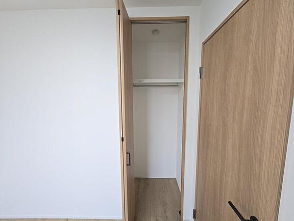 洋室4．8帖：長さのあるお洋服もらくらく収納できますね！