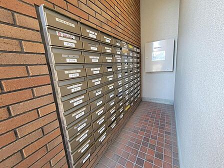 集合ポストで郵便物の出し入れも楽です。鍵付きで安心ですね!