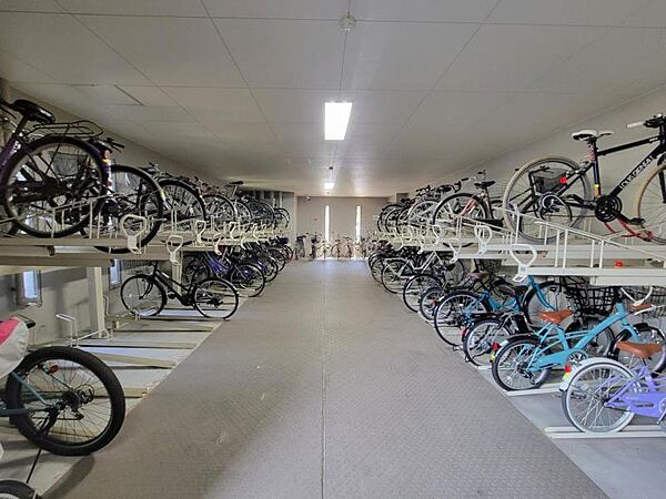 整理された駐輪場で自転車の出し入れもらくらく！