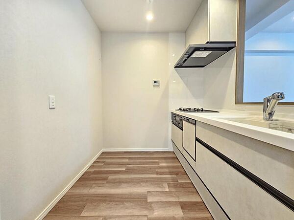 冷蔵庫、カップボードを設置しても十分な広さがあります！