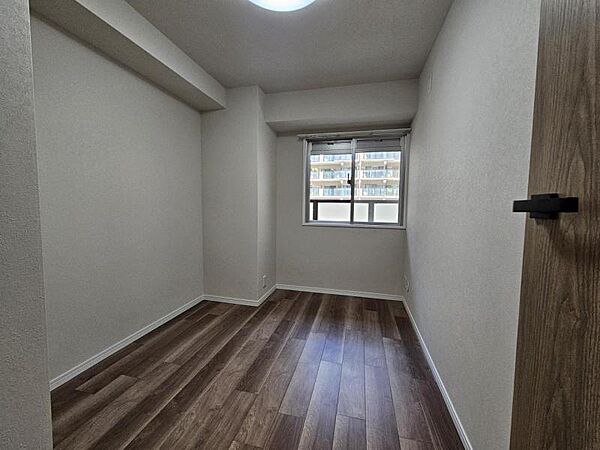 洋室4.7帖：ひとり部屋であれば広すぎないベッドと机を置くことができるお部屋！