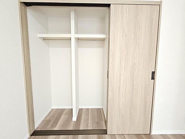 洋室6.3帖：収納もしっかり充実してますね