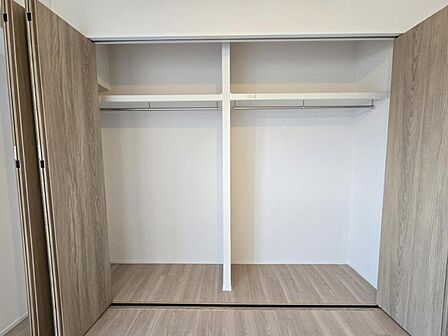 洋室6帖：全体を見渡せ、ワードローブの把握がしやすいクローゼット♪