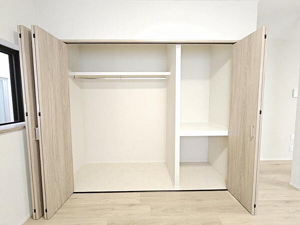 リビング横の収納スペース。お子様のおもちゃなど、ごちゃつきがちな荷物もすっきり片付きますよ！