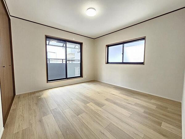 洋室8帖：バルコニーに面したお部屋はお布団などもサッと干せて便利ですね