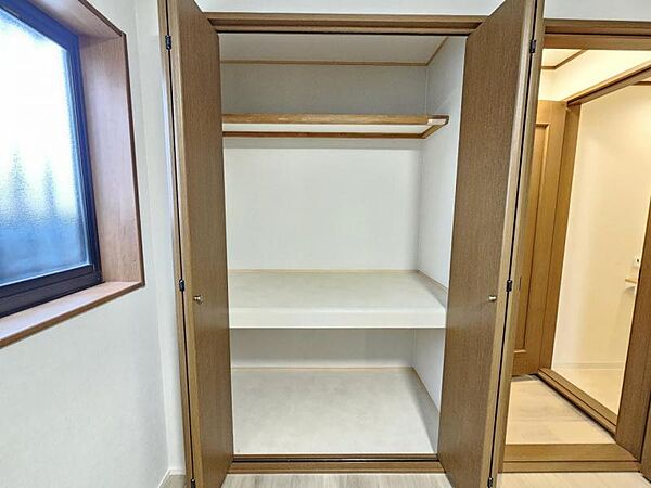 洋室6帖：大きな収納で寝具類もすっきり☆