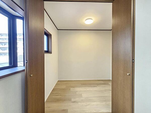 洋室6帖：収納を一手に担う大型ウォークインクローゼット完備！お部屋がすっきりと片付きます☆