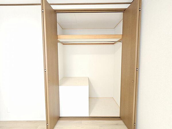洋室8帖：クローゼットに大切なお洋服もたっぷり収納♪