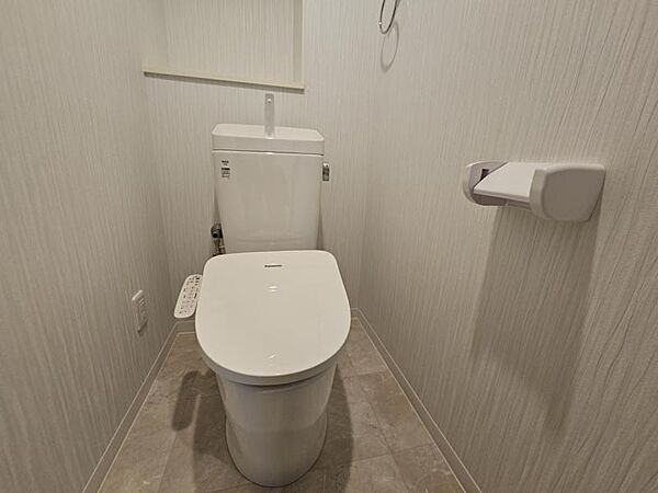 ホワイトのトイレは清潔感があって気持ちいいですね♪