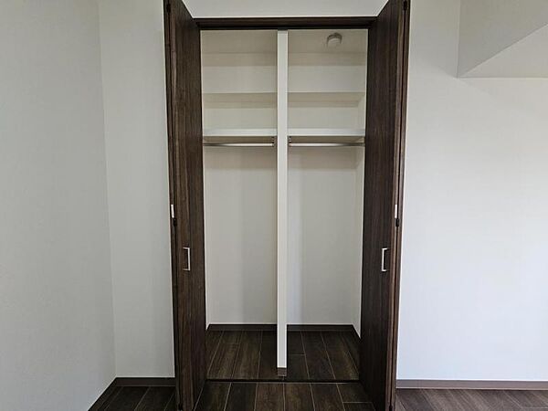 洋室6帖：丈の長い衣類もすっきりと収納が可能！