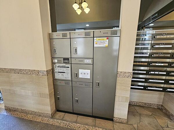 不在時でも荷物を受け取ることができ、再配達の手間もいらない便利な宅配ボックス付き。