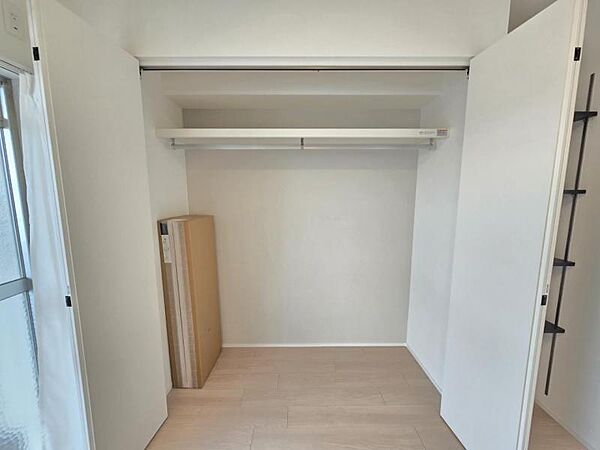 洋室5．3帖：家族それぞれの荷物も整理しやすい、全部屋収納スペース付きです。