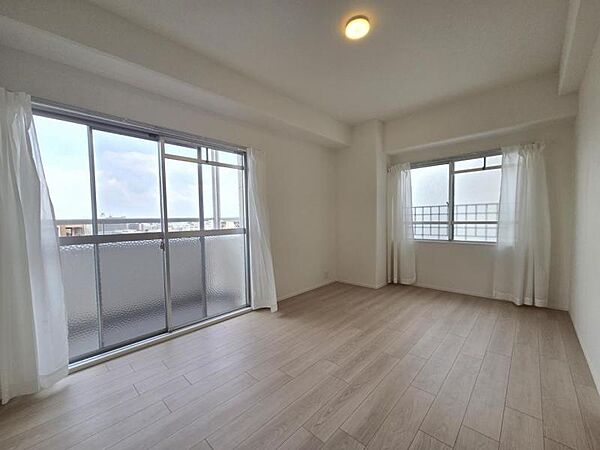 洋室7帖：2面採光で風通しも良く、お部屋の隅々まで明るい印象です
