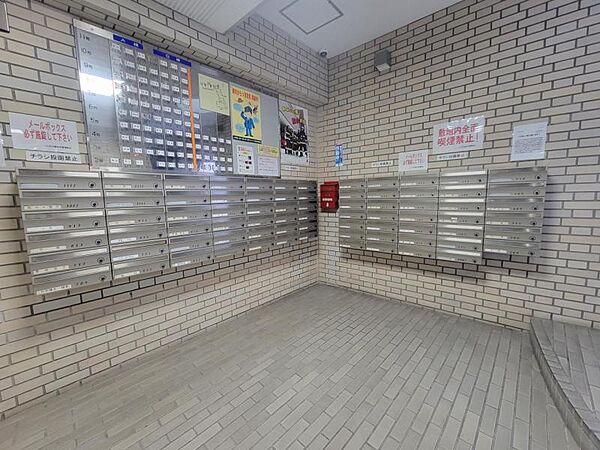集合ポストで郵便物の出し入れも楽です。鍵付きで安心ですね！