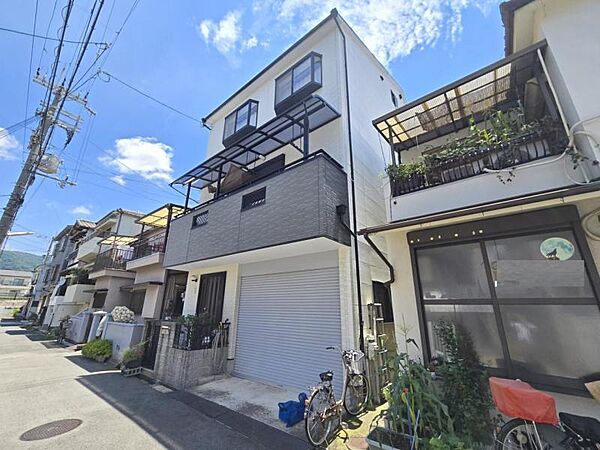 周りには高い建物がなく、空が広く感じられる立地！