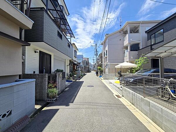 隣地もお家が並ぶ落ち着いた街並みです。