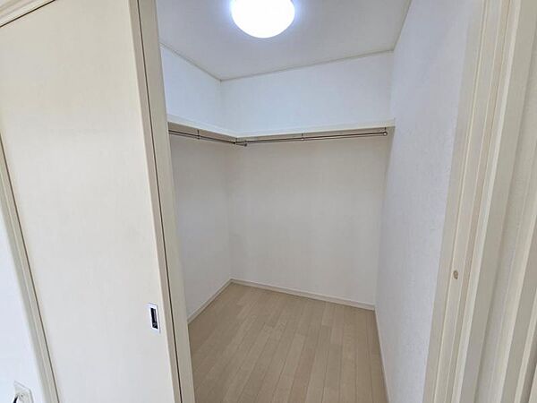 洋室8帖：普段使わない荷物もスッキリ片付くウォークインクローゼット