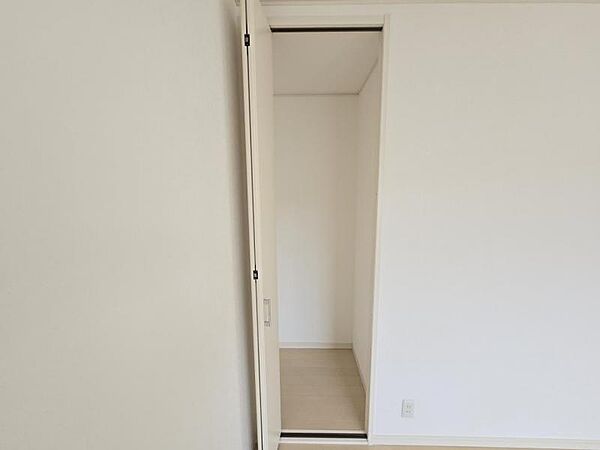 洋室6．5帖：ご家族の思い出も大切にしまっておけますね！
