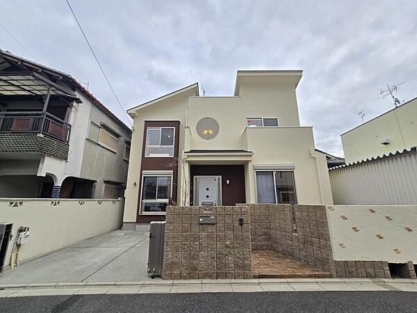 周りには高い建物がなく、空が広く感じられる立地！
