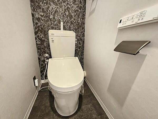 ホワイトのトイレは清潔感があって気持ちいいですね！