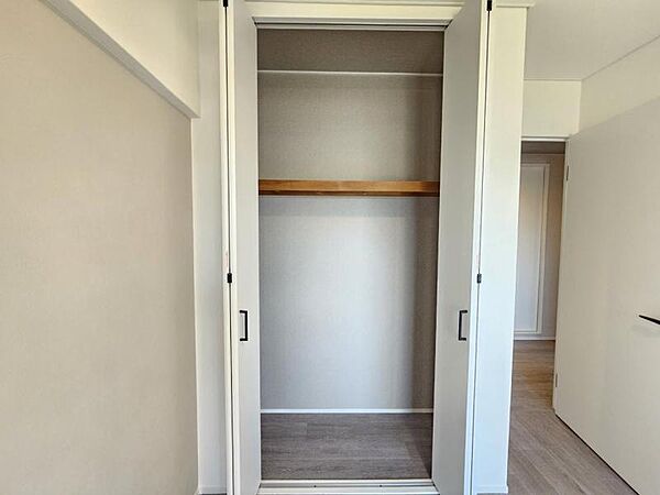 洋室5．2帖：長さのあるお洋服もらくらく収納できますね！