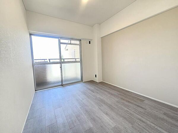 洋室5．2帖：コンパクトなお部屋ですが収納を設けており広くお使い頂けます！