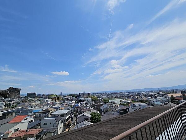 周りには高い建物がなく、空が広く感じられる立地！