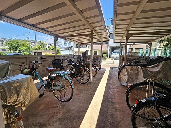 屋根付きの駐輪場で自転車が雨に濡れず安心！