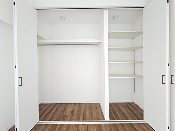 洋室7帖：充分な収納スペースを確保しました！