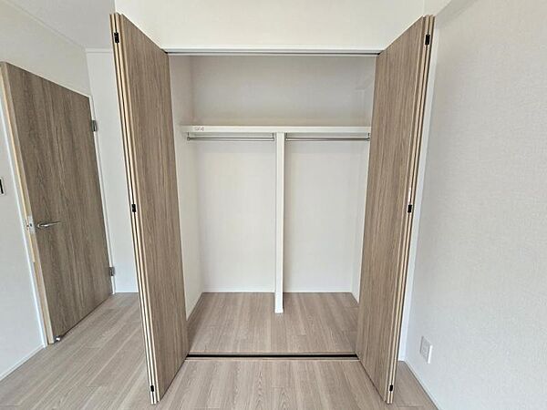 洋室7帖：長さのあるお洋服もらくらく収納できますね！