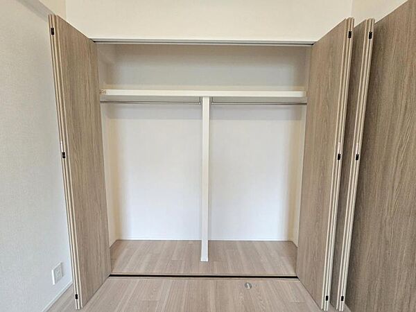 洋室5帖：洋服やクリアーボックスなどもしまえるクローゼット