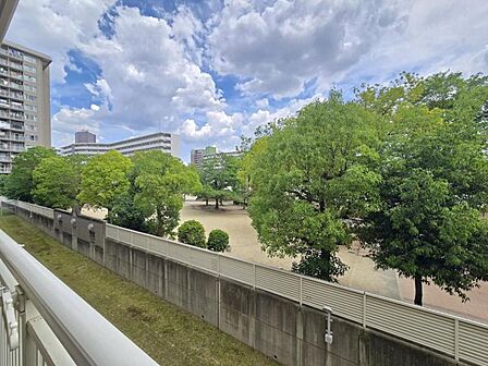 公園隣接で陽当りが遮られることのない眺望ですね!