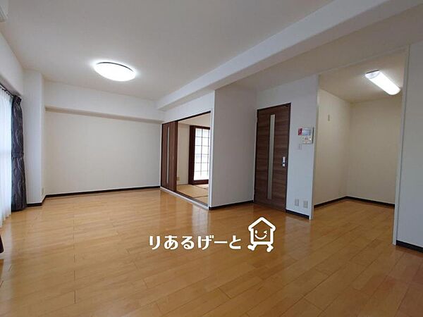 ＬＤＫ13．1帖：明るいリビングで、家族の会話が弾みます。