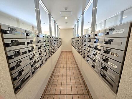 集合ポストで郵便物の出し入れも楽です。鍵付きで安心ですね!