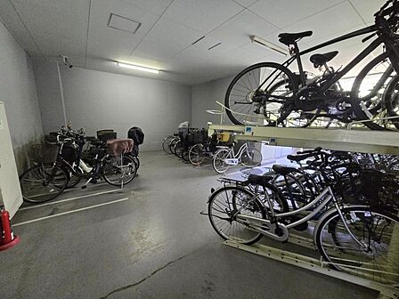 雨や風から守るために建物内に設けられた自転車置場