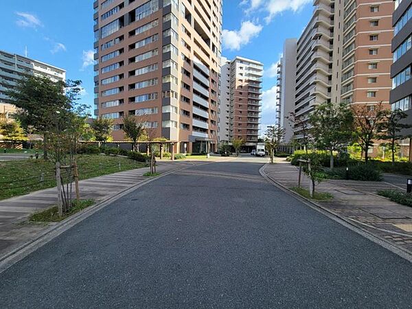 公園や植栽がきれいに整えられたマンション！