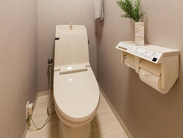 使いやすいサイドパネル仕様の温水洗浄便座付トイレです！