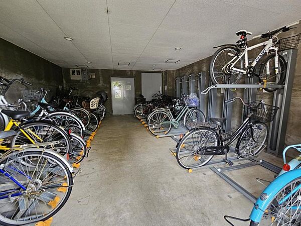 雨や風から守るために建物内に設けられた自転車置場