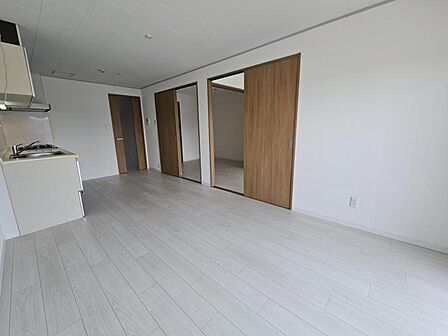 LDK10.5帖:隣り合うお部屋と合わせたレイアウトも可能です!
