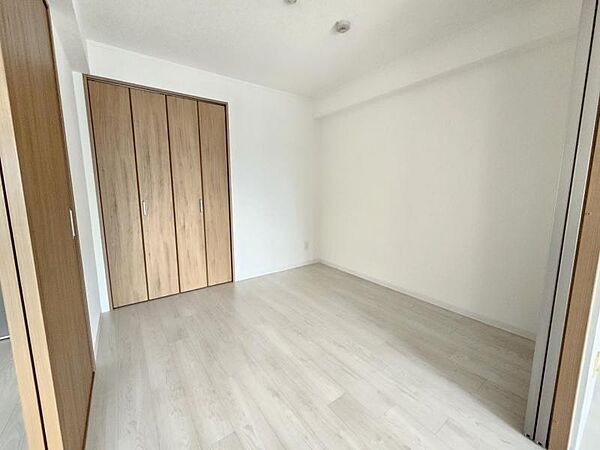 洋室4．5帖：コンパクトなお部屋ですが収納を設けており広くお使い頂けます！