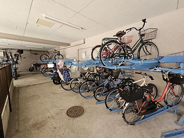 雨や風から守るために建物内に設けられた自転車置場