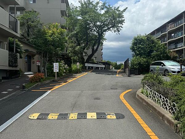 敷地内道路は交通量も少なくて静かです♪