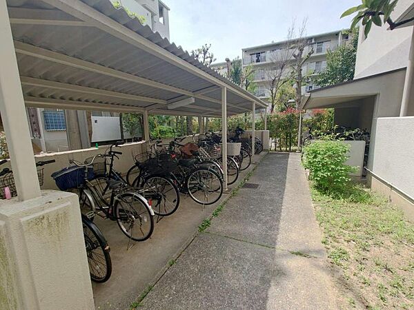 屋根付きの駐輪場で自転車が雨に濡れず安心！