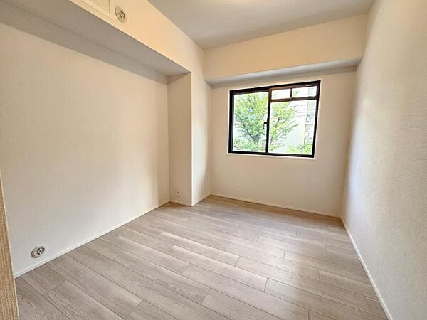 洋室4.8帖：リモートワークにもピッタリな広さのお部屋ですね！