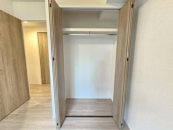 洋室4.8帖：収納もしっかり充実してますね