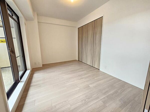 洋室6帖：バルコニーに面したお部屋は日当たり、通風良好です！