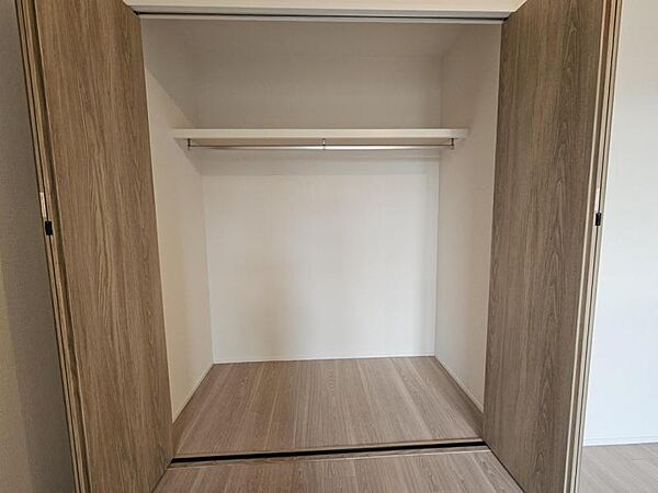 洋室6帖：洋服やクリアーボックスなどもしまえるクローゼット
