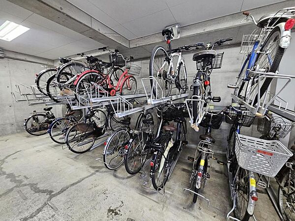 屋根付きの駐輪場で自転車が雨に濡れず安心！
